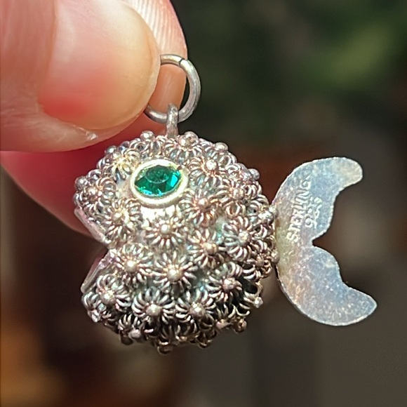 Rare Vintage Sterling Silver Emerald Green Eye Puffer Fish Necklace Pendant - Picture 7 of 8